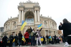 Cittadini di Kherson sfollati temporalmente a Odessa, festeggiano sventolando le bandiere dell'Ucraina