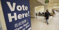 Voto in un seggio elettorale in California durante il voto Midterm.