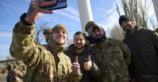 Il presidente ucraino Volodymyr Zelensky posa per un selfie con i soldati di stanza a Kherson.