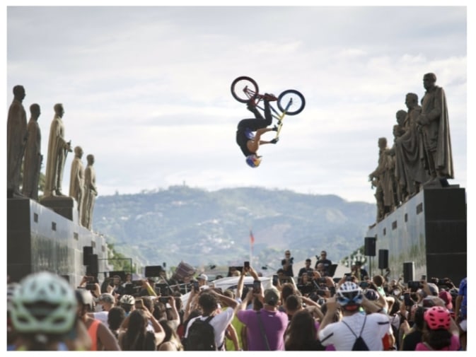 Daniel Dhers durante la sua esibizione a Caracas.