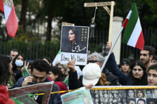 Giovani attivisti iraniani protestano di fronte alla sede dell'ambasciata iraniani a Roma.