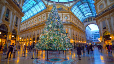In una foto del 2020 Albero di Natale. nella galleria Vittorio Emanuele II a Milano.