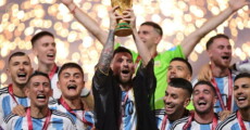 Lionel Messi alza la coppa di campioni del mondo di calcio a Qatar 2022.