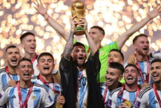 Lionel Messi alza la coppa di campioni del mondo di calcio a Qatar 2022.
