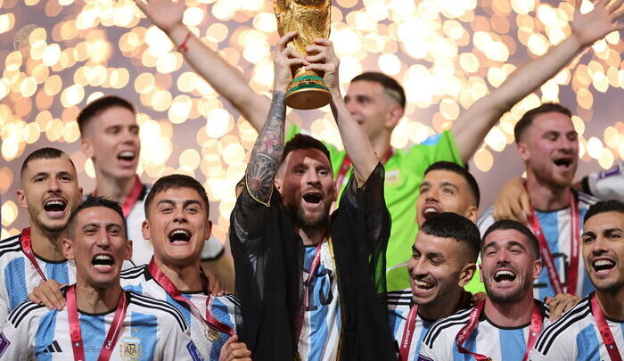 Lionel Messi alza la coppa di campioni del mondo di calcio a Qatar 2022.