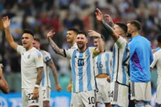 Lionel Messi e compagni salutano i tifosi dopoaver eliminato la Croazia nella semifinale del Mondiale Qatar 2022.