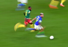 Olivier Ntcham e Bruno Guimaraes in una fase di gioco nella partita Brasile-Camerun vinta dagli africani per 1-0. EPA/Neil Hall