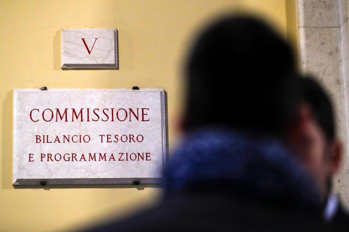 La targa dellla Commissioni Bilancio durante la discussione sulla manovra economica alla Commissione della Camera, Roma, 27 dicembre 2018.