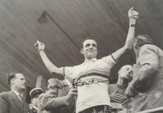 Ercole Baldini in una foto d'epoca con la maglia di Campione del mondo.