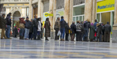 Anziani in fila nel giorno pagamento delle pensioni, davanti all'ufficio postale della Galleria Umberto a Napoli