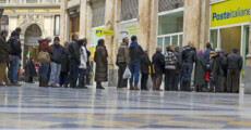 Anziani in fila nel giorno pagamento delle pensioni, davanti all'ufficio postale della Galleria Umberto a Napoli