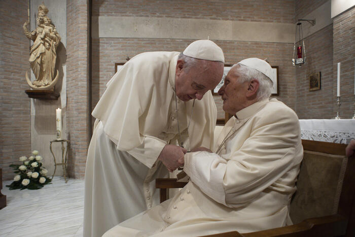Papa Francesco (S) e Joseph Ratzinger (D) in una foto di archivio. (Vatican News)
