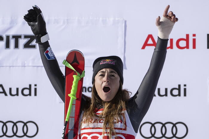 Sofia Goggia festeggia la vittoria nella discesa libera di St. Moritz