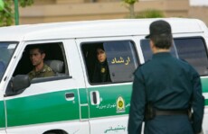 In una foto d'archivio un agente della polizia morale iraniana controlla una camionetta.