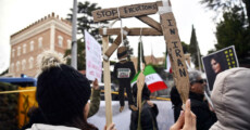 Manifestazione di protesta di fonte all'ambasciata di Iran a Roma contro l'impiccagione