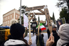Manifestazione di protesta di fonte all'ambasciata di Iran a Roma contro l'impiccagione