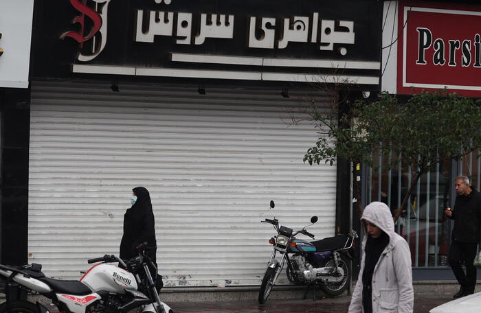 A Teheran donna con il chador nero per strada.