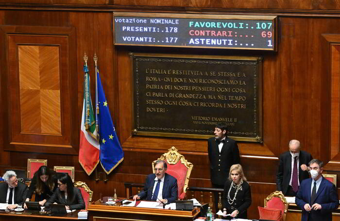 Il tabellone con il risultato del voto finale alla Legge di Bilancio al Senato. Roma