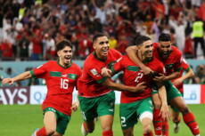 Tutti giocatori del Marocco festeggiano Achraf Hakimi che realizza il terzo rigore e dà la vittoria al Marocco sulla Spagna in Qatar 2022.