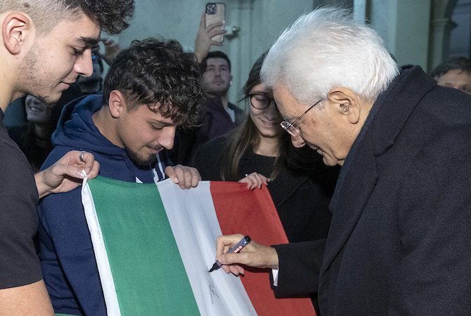 Il Presidente della Repubblica Sergio Mattarella autografa una bandiera italiana ad alcuni studenti italiani, al termine della vista Politecnico federale di Zurigo