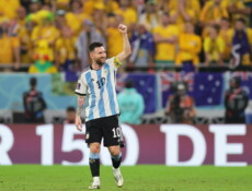 Lionel Messi saluta i tifosi argentini dopo il gol dell'1-0 contro l'Australia in Qatar 2022.