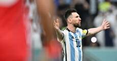 Lionel Messi saluta i tifosi argenti dopo la vittoria ai rigori sull'Olanda a Qatar 2022.