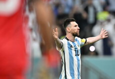 Lionel Messi saluta i tifosi argenti dopo la vittoria ai rigori sull'Olanda a Qatar 2022.