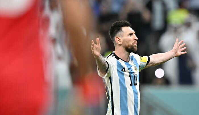 Lionel Messi saluta i tifosi argenti dopo la vittoria ai rigori sull'Olanda a Qatar 2022.