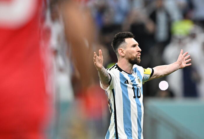 Lionel Messi saluta i tifosi argenti dopo la vittoria ai rigori sull'Olanda a Qatar 2022.