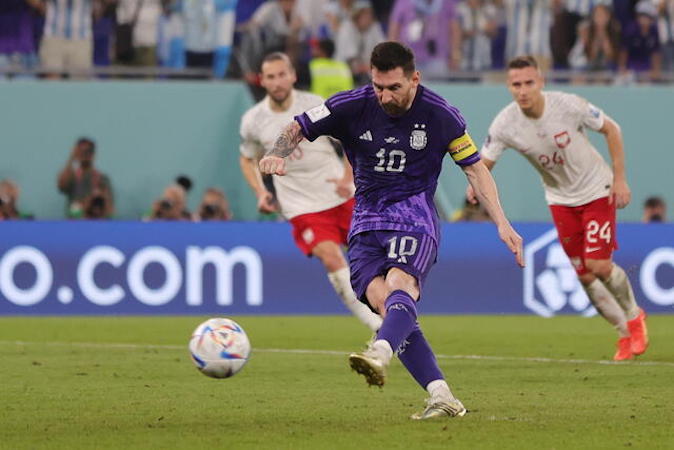 Lionel Messi sbaglia il rigore nella partita Argentina-Polonia in Qatar 2022.