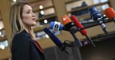 La presidente del Parlamento Europeo Roberta Metsola risponde ai giornalisti sul Qatargate.