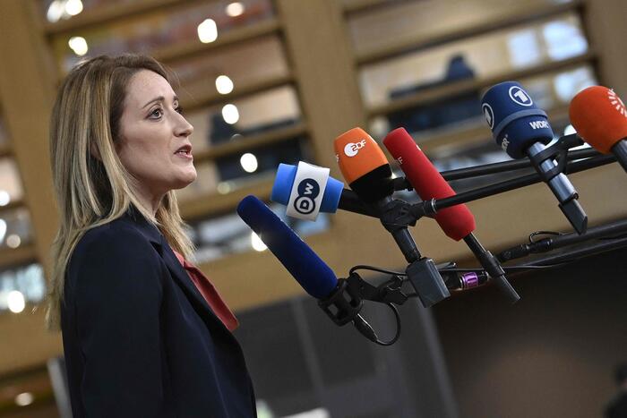 La presidente del Parlamento Europeo Roberta Metsola risponde ai giornalisti sul Qatargate.