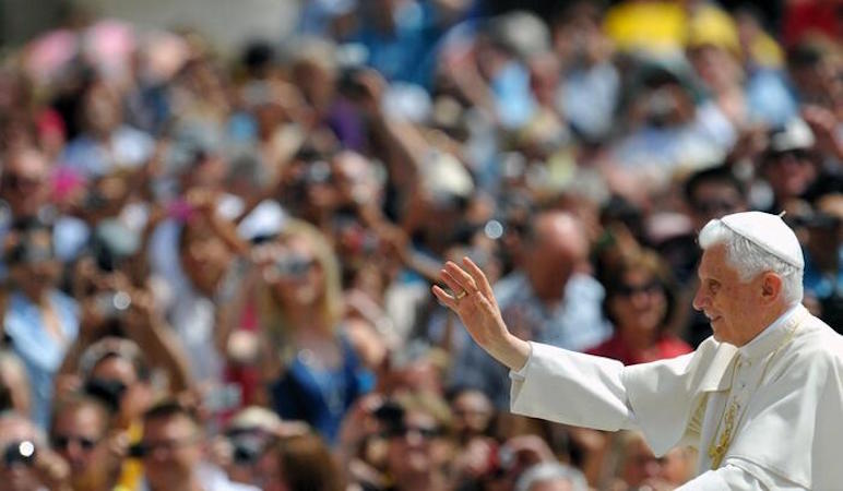 In una foto del giugno 2011 Benedict XVI saluta i fedeli in Piazza San Pietro.