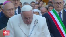 Il pianto di Papa Francesco per i morti in Ucraina durante la preghiera dell'Immacolata Concezione. (Frame video Vatican News)