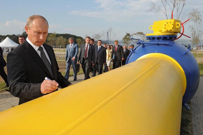 In una foto d'archivio il presidente russo Vladimir Putin durante l'inaugurazione di un oleodotto in Russia.