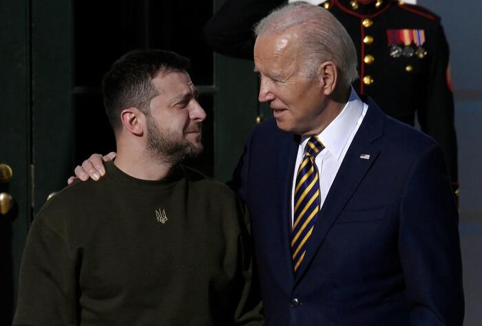 Il Presidente americano Joe Biden saluta il Presidente ucraino Volodymyr Zelensky durante la visita in Washington