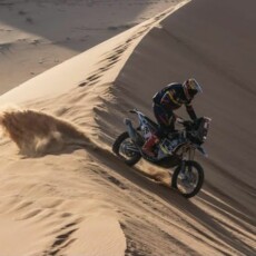 Nicolás Cardona tra le dune nel Rally Dakar.