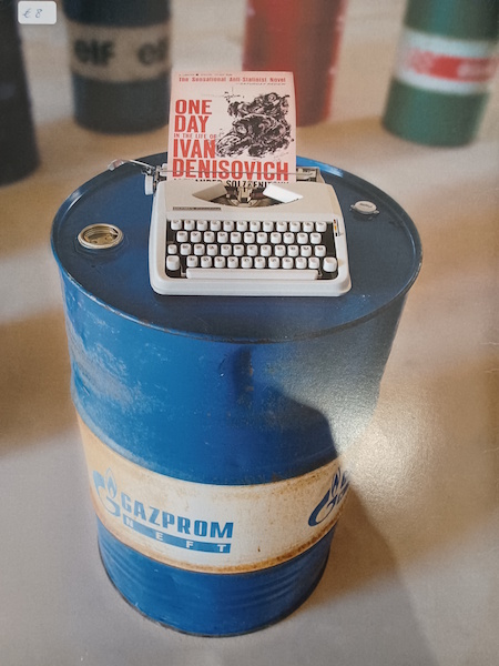 Vecchia macchina da scrivere su un barile di petrolio.