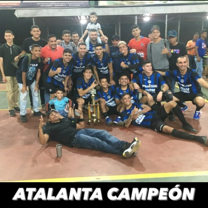 Giocatori e dirigenti dell'Atalanta festeggiano la Coppa Navidad del CSIV di Guanare.