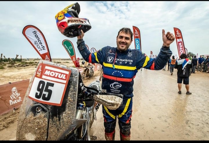 Nicolás Cardona saluta al termine della Dakar 2023.