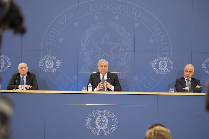 Il Vice Presidente e Ministro degli esteri Antonio Tajani e i Ministri dell’Interno Matteo Piantedosi e della Giustizia Carlo Nordio durante la conferenza stampa.