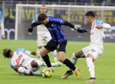 Nicolò Barella in azione nella partita Inter-Napoli (1-0) al Meazza.
