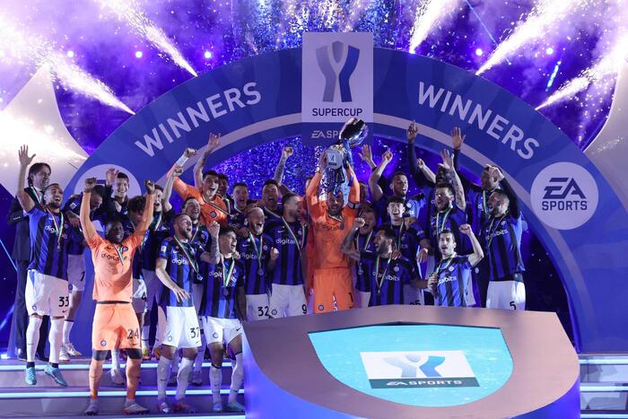 I giocatori dell'Inter festeggiano la Supercoppa nello stadio King Fahd International a Riad.