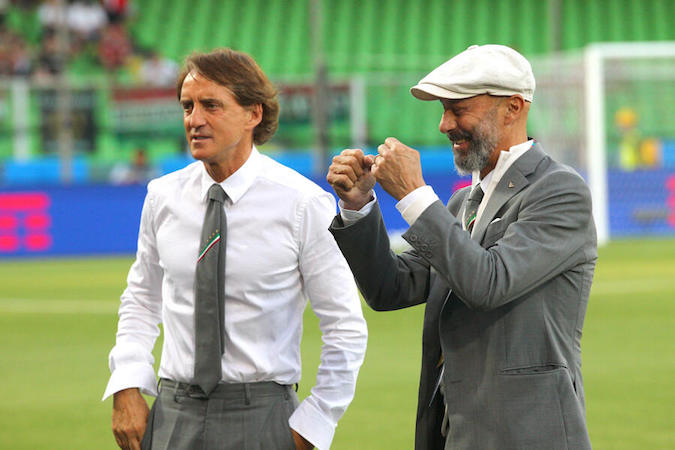 Gianluca Vialli e Roberto Mancini festeggiano la vittoria dell'Italia all'Europeo