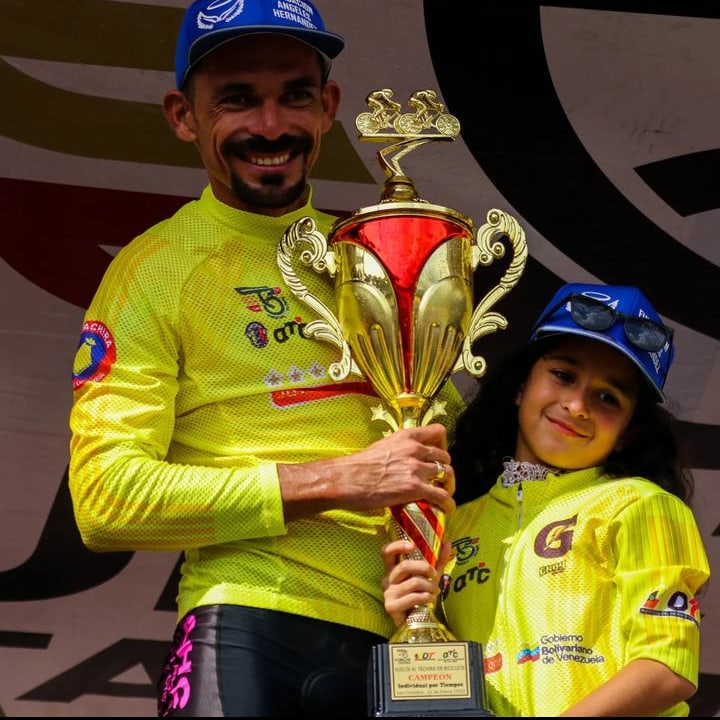 Vuelta al Táchira 2023, José Alarcón alza la coppa di campione con accanto la figlia.