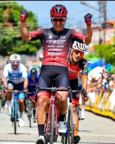 Jonathan Guatibonza all'arrivo della terza tappa nella Vuelta al Táchira.