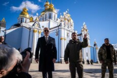 Il presidente degli Stati Uniti, Joe Biden in visita al presidente ucraino Volodymyr Zelensky di fronte alla Cattedrale di Kiev