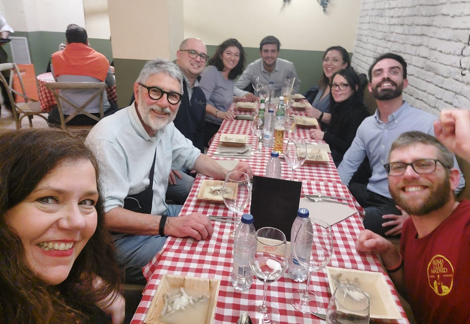 Una tavolata di emiliano-romagnoli ed ospiti durante la serata al Just Italia.