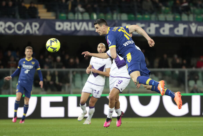 Il veronese Kevin Lasagna tenta inutilmente la via del gol contro la Fiorentina.