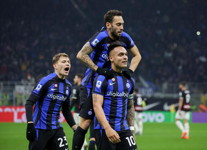 I giocatori dell'Inter festeggiano Lautaro Martínez dopo il gol dell'1-0 che vale il derby contro il Milan.